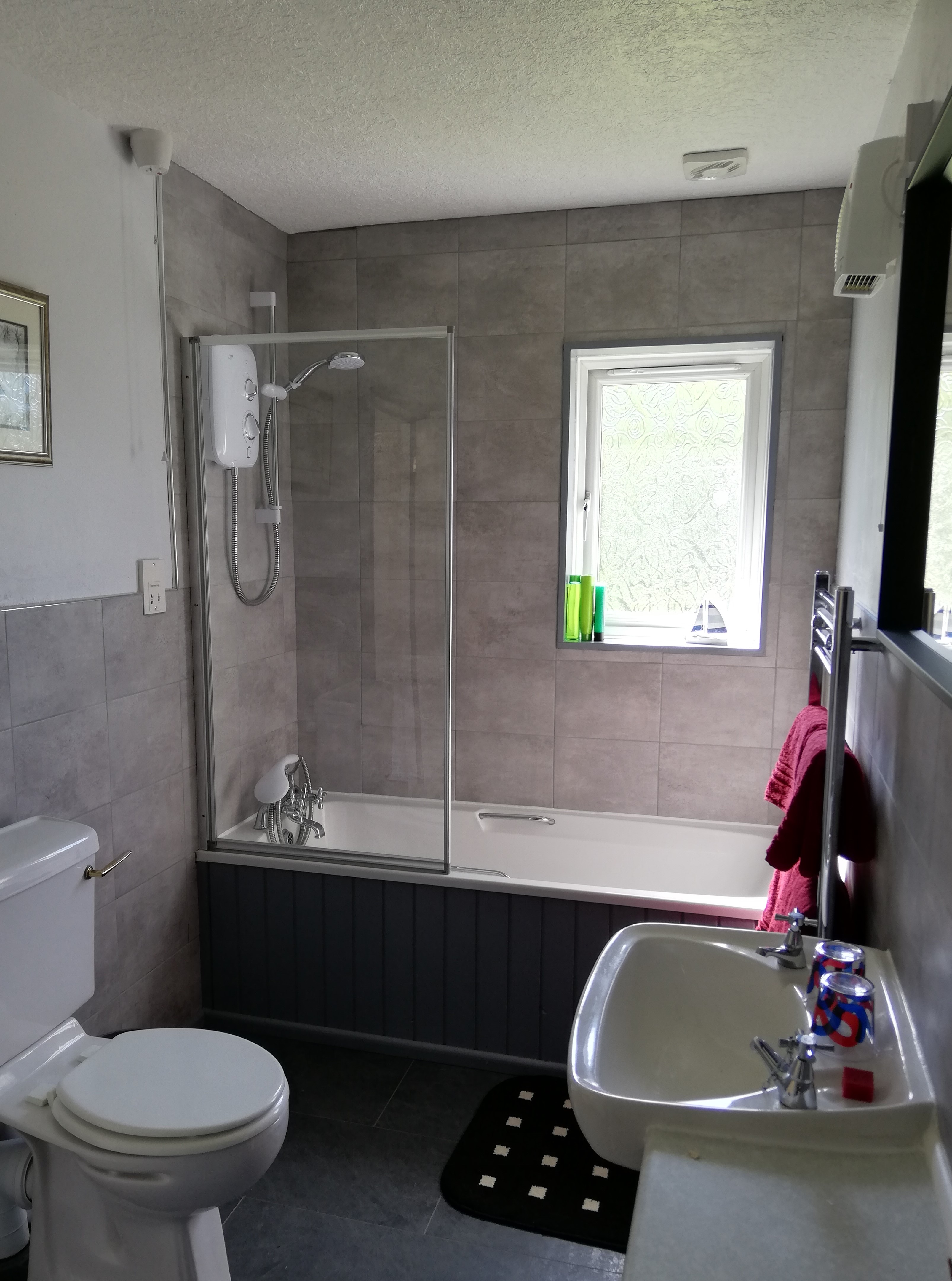Twin Room with Large En Suite Bathroom - Wray Valley Ltd