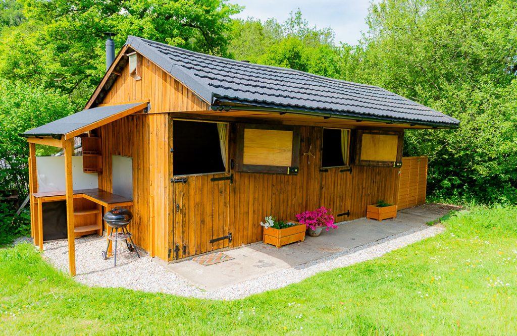 DSC_2520 Stables Eco-Bothies showing BBQ and undercover cooking area
