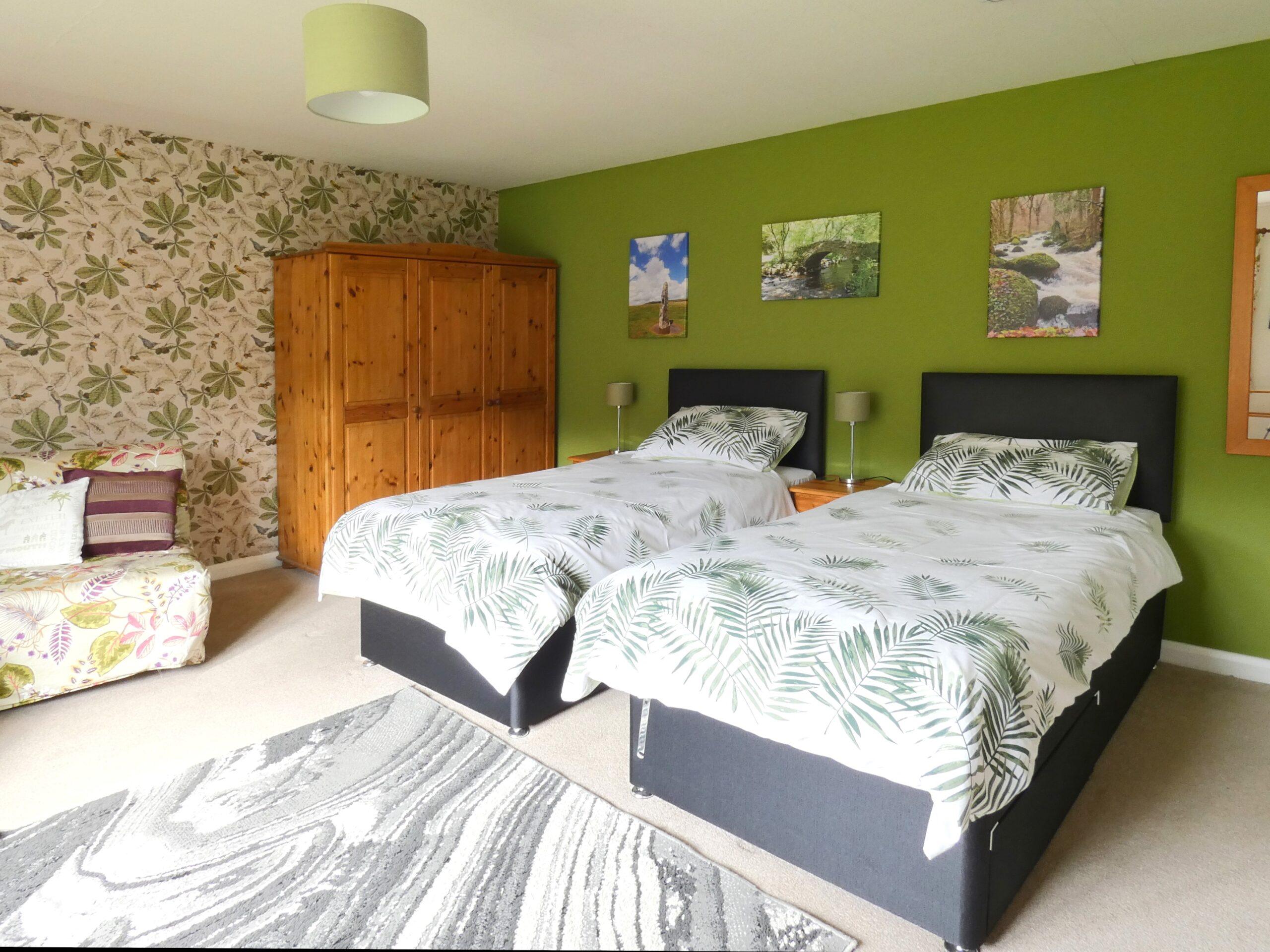 Bovey Room made up as a spacious twin room with 2 single beds. Ideal for friends or relations